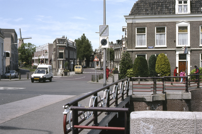 858083 Gezicht op de Hopakker te Utrecht, met op de voorgrond de Van Asch van Wijckbrug. Links de Gruttersdijk en ...